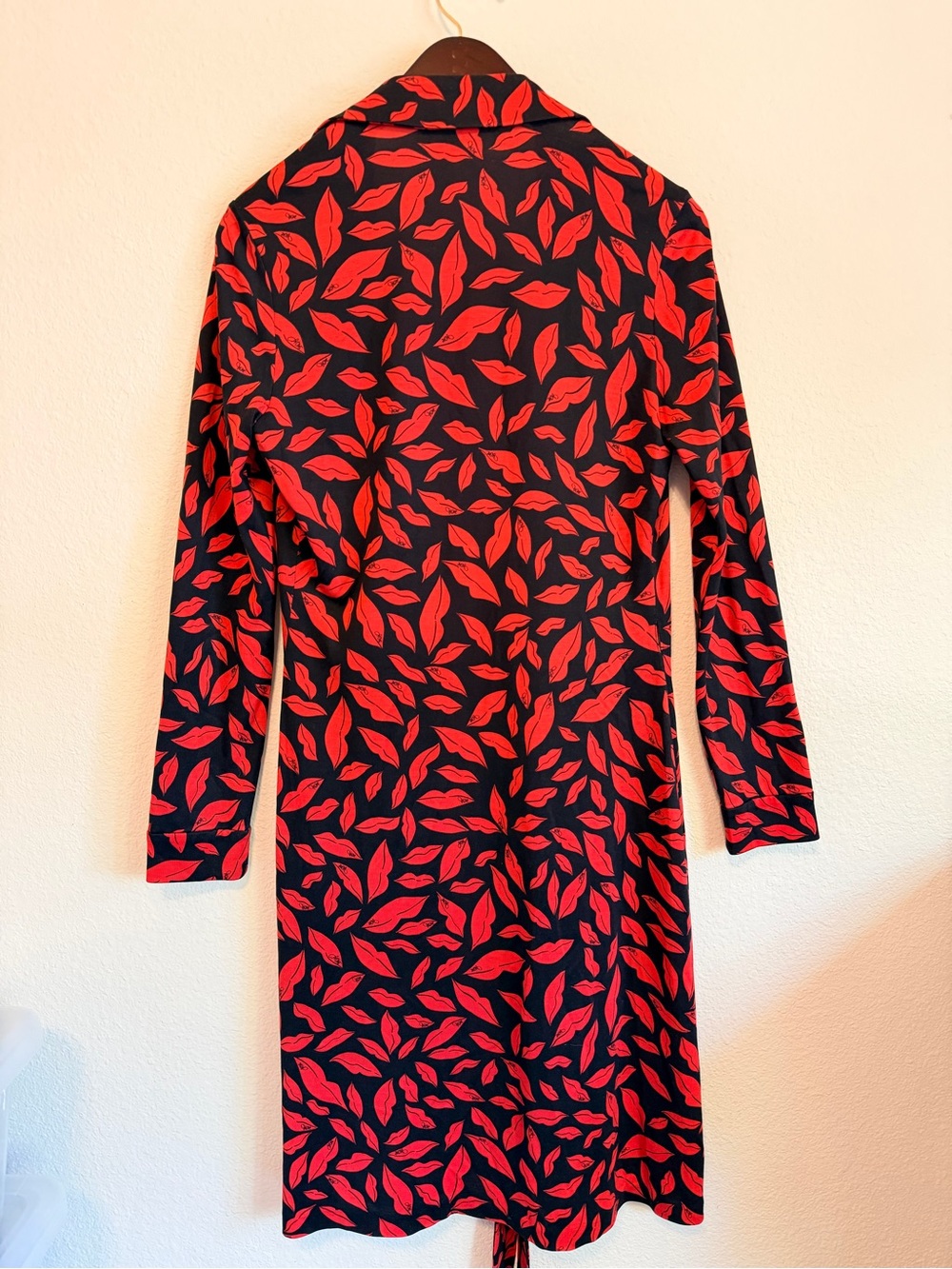 Diane von Furstenberg Lips Wrap Dress 100%Silk jersey, size 6 - Picture 5 of 14